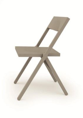 Nahaufnahme des Alessi Piana Klappstuhls in Taupe, ein moderner und platzsparender Designstuhl.